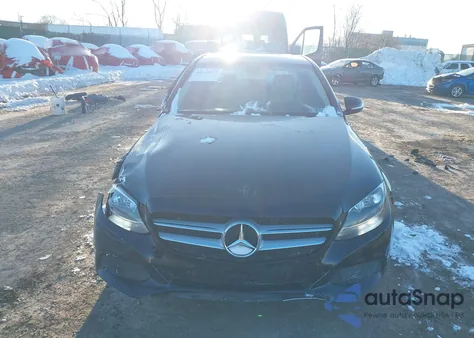 2015 Mercedes-Benz C 300 4Matic z USA, uszkodzony, nr VIN 55SWF4KB0FU007747
